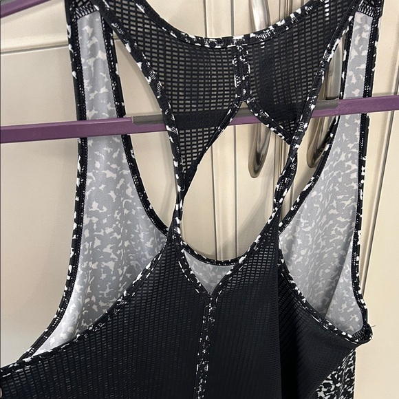 Under Armour Black and White HeatGear Tank with mesh back - Picture 5 of 13